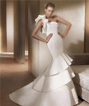 آلبوم عکس لباس عروس با مدل تک شانه