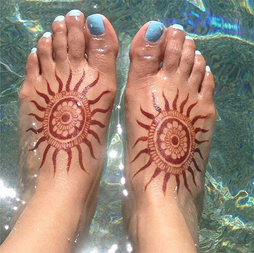 طراحی حنا روی پا خورشید